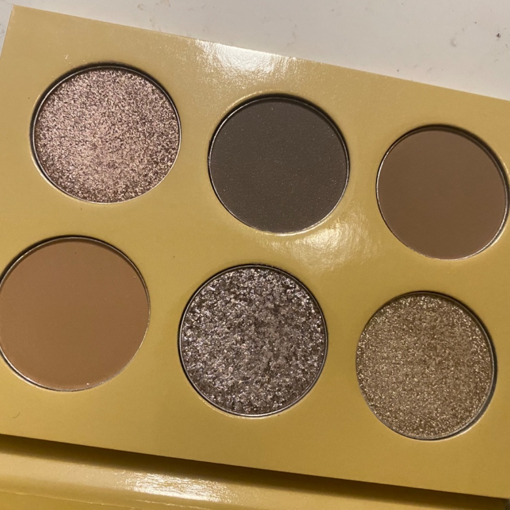 Julia’s Place - The Taupes Eyeshadow palette